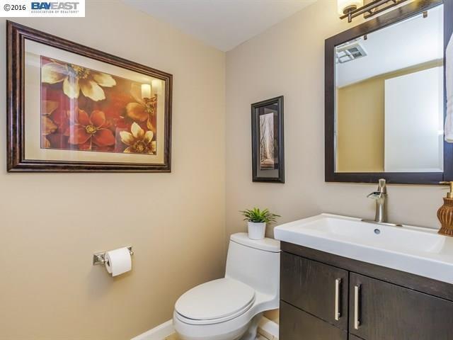 Building Photo - Park like end unit, move in condition with...