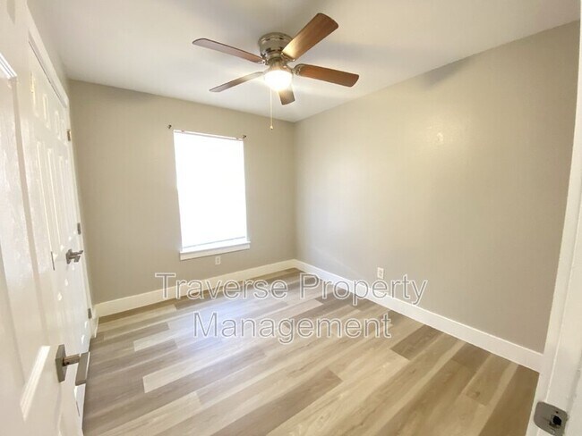 Building Photo - 5125 Sunshine Dr