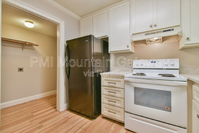 Building Photo - 42-56 Greenwood Cir