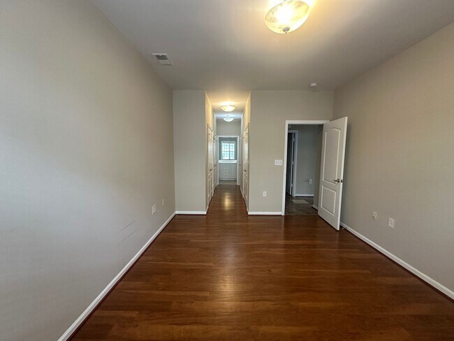 Building Photo - Beautiful townhouse style condo in Ridgely Manor - App Pending!