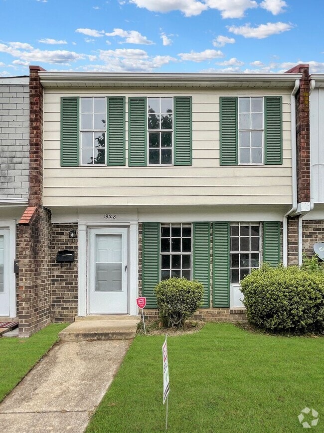 Building Photo - Charming 3 bedroom 1.5 bath townhome in Hi...
