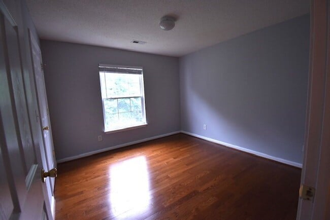 Building Photo - 2 bedroom 2 bath unit ready for you to mov...