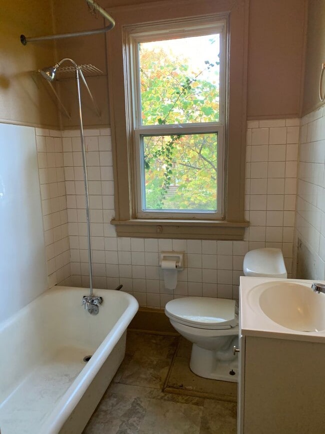 Building Photo - MOVE IN SPECIAL SPECIAL IN DETAILS! Tons of space in this Charming 1 Bedroom 1 bath with bonus room