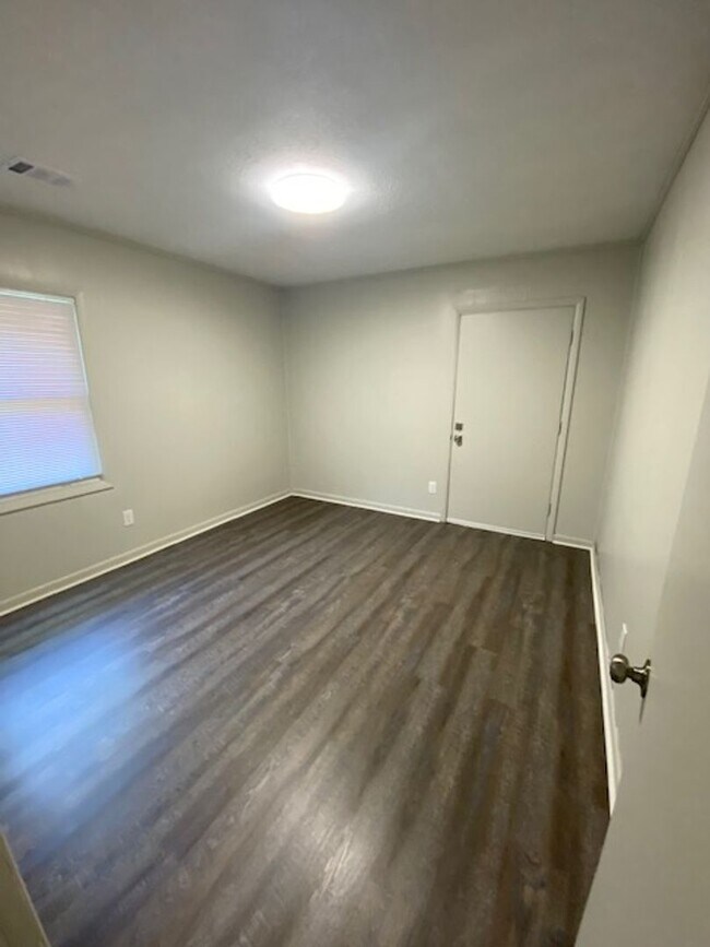 Building Photo - Quiet Living and close to the Back Gate