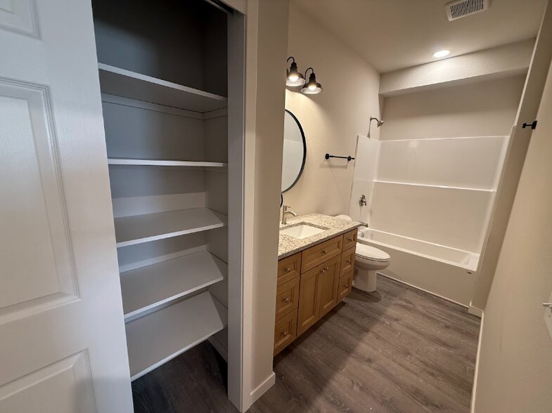 Building Photo - 5989-5991 Hanson Ct