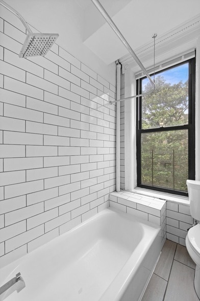 Building Photo - 207 W 136th St