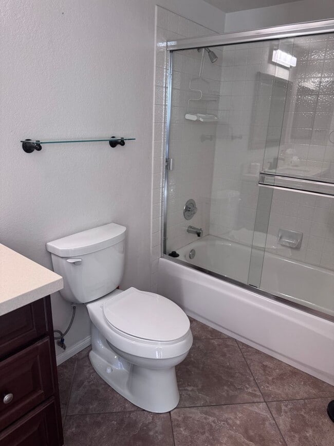 Building Photo - Woodhaven CC - Unfurnished 3br - Long Term