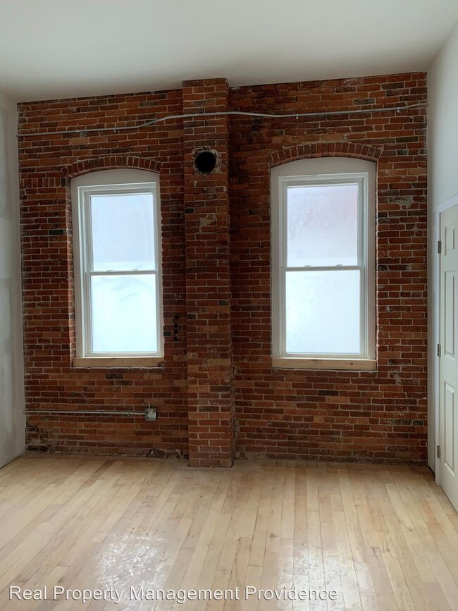 Building Photo - 548 Roosevelt Ave