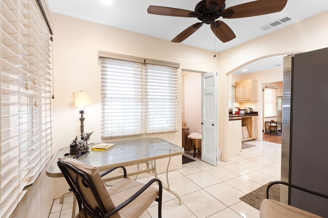 Building Photo - Warm & Inviting West Hills Home with Brigh...