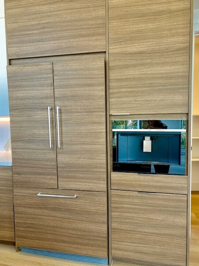 Building Photo - Enjoy The Coastal Carlsbad Village Lifestyle