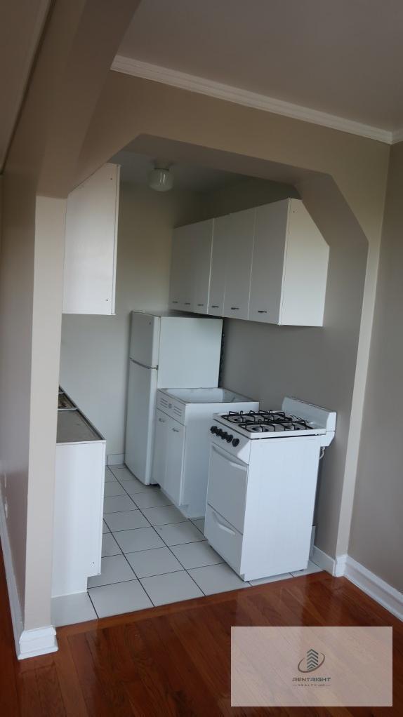 Building Photo - 1209 W Sherwin Ave