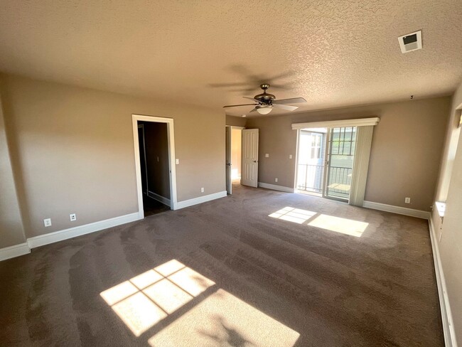 Building Photo - Stunning Corner Home in King City with Washer/Dryer Included, Private Courtyard!