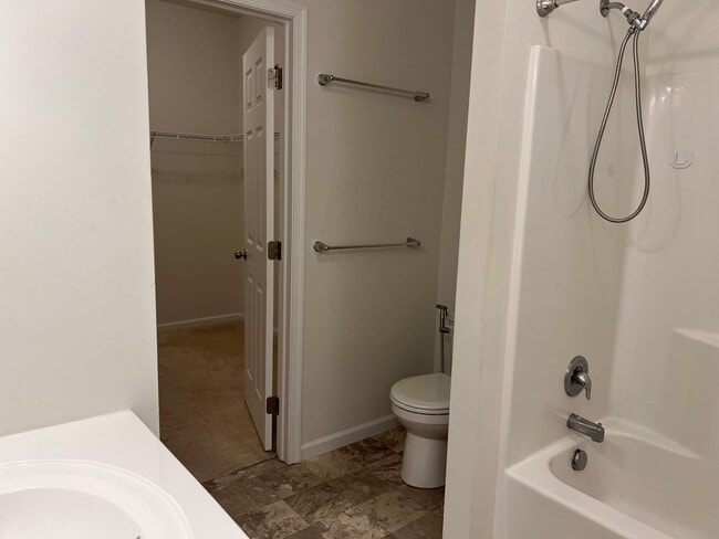 Building Photo - Stunning 4 bedroom 2.5 Bathroom Home in Ma...