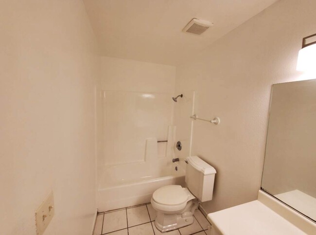 Building Photo - 2 BEDROOMS 1 BATHROOMS HOUSE AVAILABLE FOR...