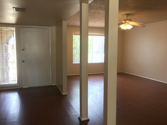 Building Photo - Tempe 4 Bed 2 Bath Includes Pool & Landscaping - Great Location
