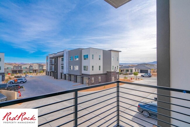 Building Photo - Spacious 3 Bedroom Unit in Desert Color Wi...