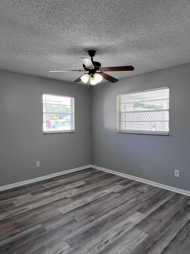 Building Photo - 2467 Mercury Dr