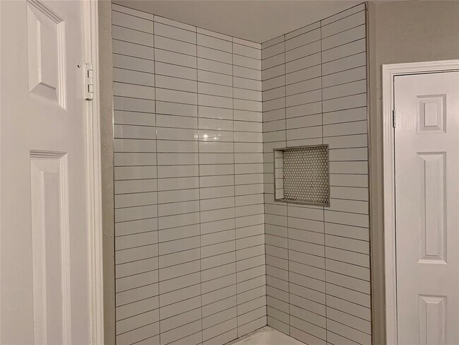 Building Photo - 1604 Middleway Rd