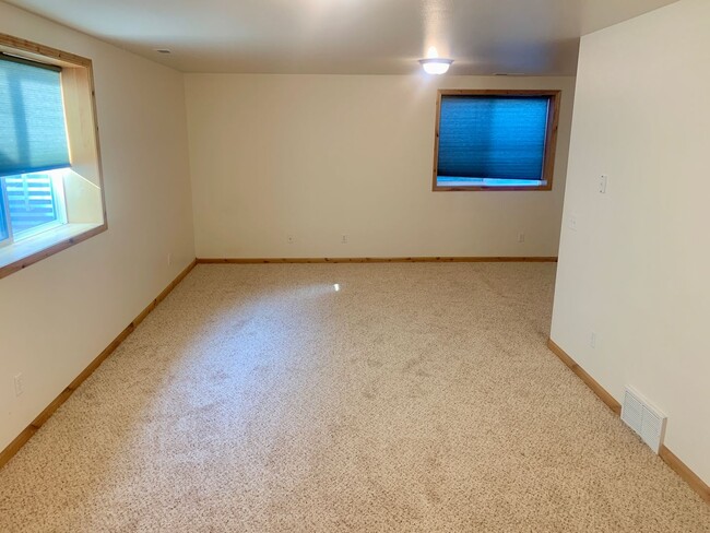 Building Photo - 3 bedroom 2 bath townhome