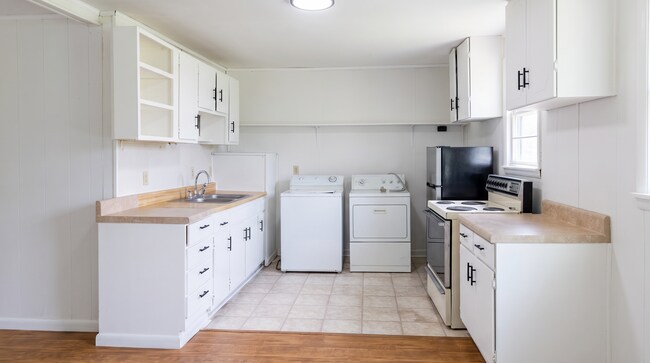 Building Photo - 134 Ideal Dr SE
