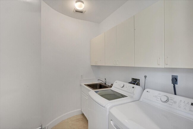 Building Photo - Beach Access & Gulf Views From This Incredible Luxury Home on Longboat Key