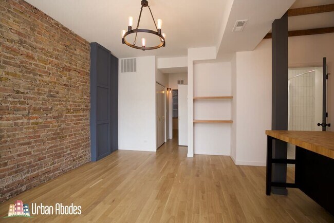 Building Photo - 908 N California Ave