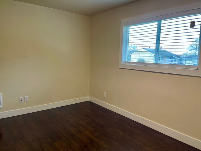 Building Photo - Juniper Street Duplex