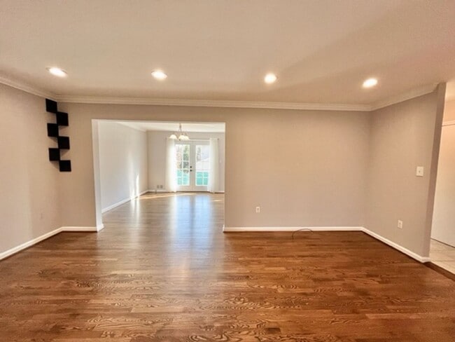 Building Photo - Beautiful and updated 4 BR 2.5 BA with gar...