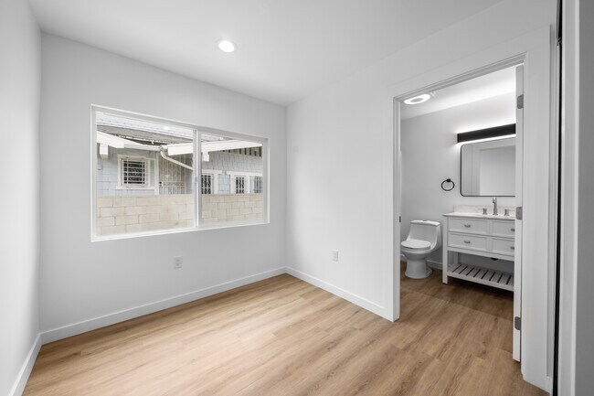 Building Photo - 1537 N Kingsley Dr