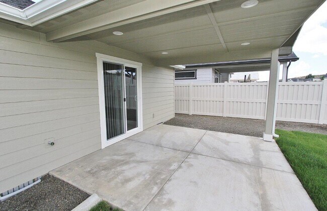 Building Photo - Immaculate Single-Level Home in a Quiet Ne...