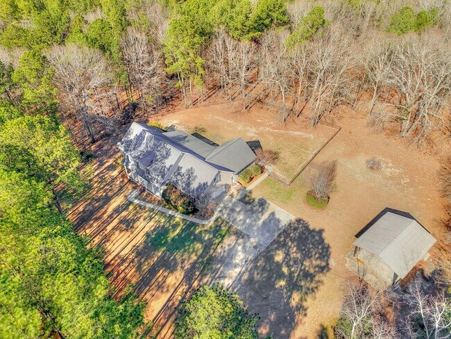 Building Photo - Large House on 3.5 Acres in Harlem