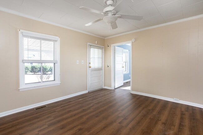 Building Photo - Friendly 2 Bedroom, 1 Bath bungalow in Hillsborough!