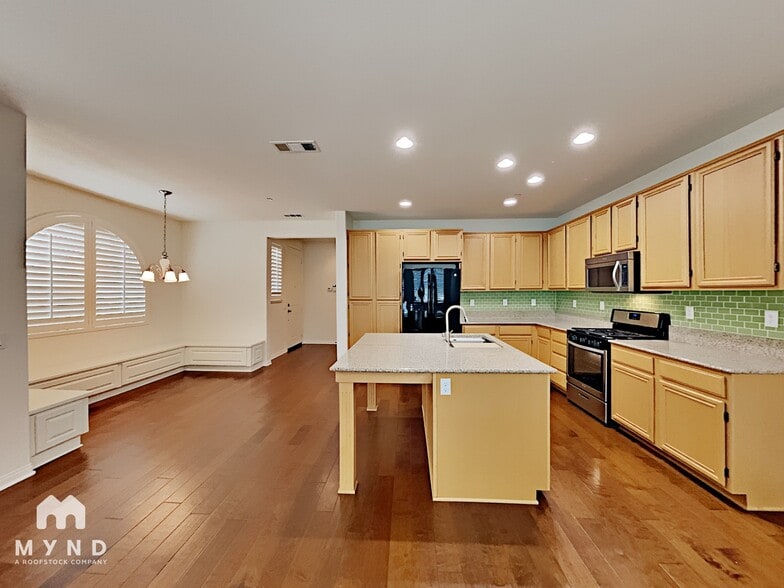 Building Photo - 1529 Bath Ave