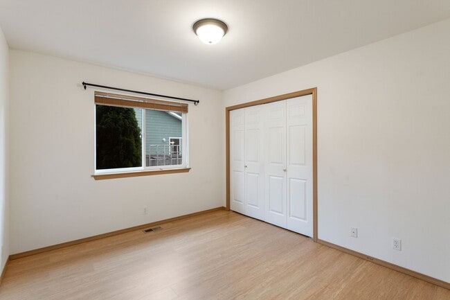Building Photo - 3 Bed 2 Bath - Pet Friendly - Fenced Backyard - NAS  Whidbey