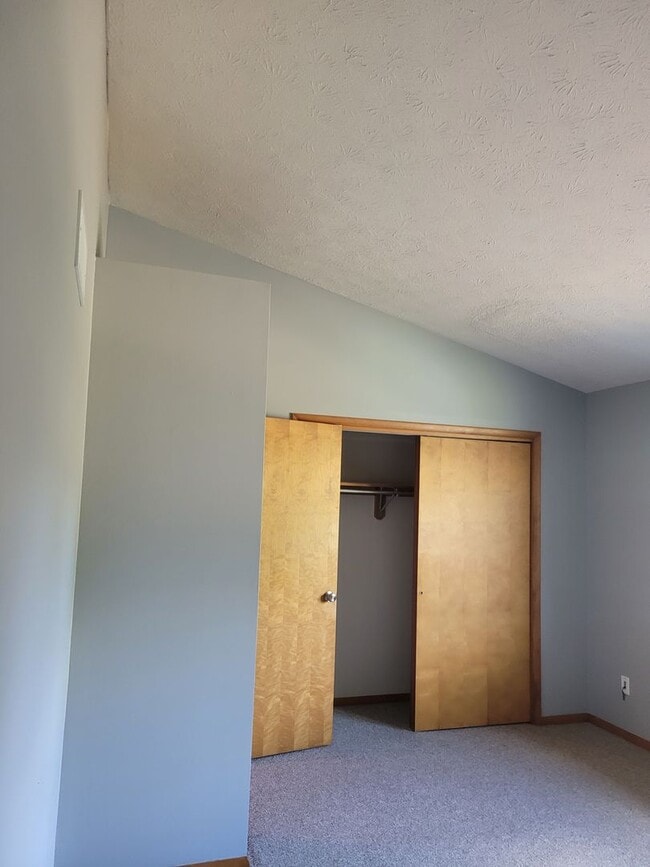 Building Photo - 4 bedroom Townhouse on Bloomington's South Side; Located in The Woodlands!