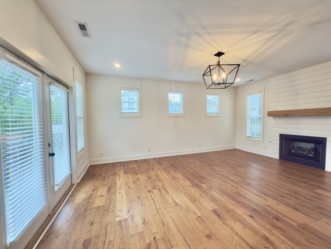 Building Photo - Beautiful 3 bed 3 bath WALKABLE to restaur...