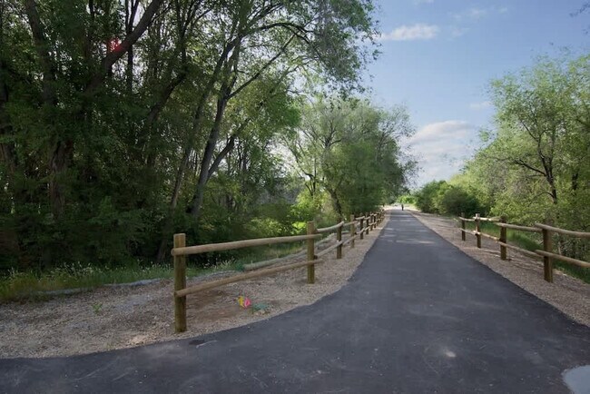 Building Photo - 2023 E Elm Grove Dr