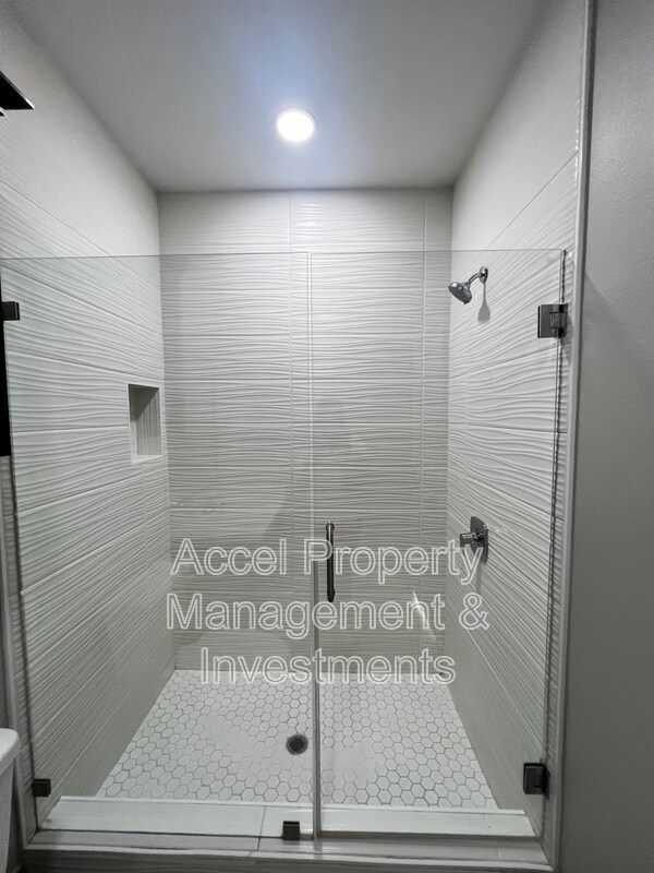 Building Photo - 1327 W Garfield Ave