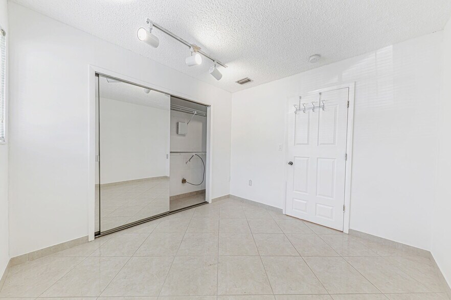 Building Photo - 9941 NW 27th St
