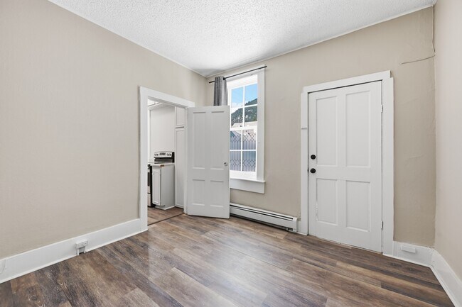 Building Photo - 401 Rose St