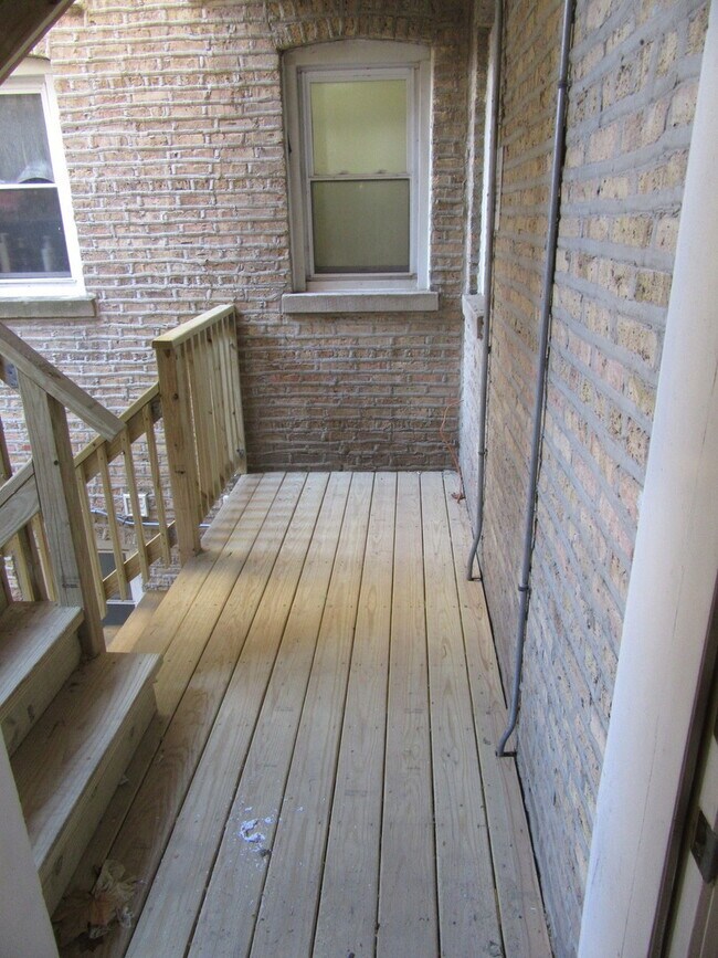 Building Photo - 2251 W Rosemont Ave