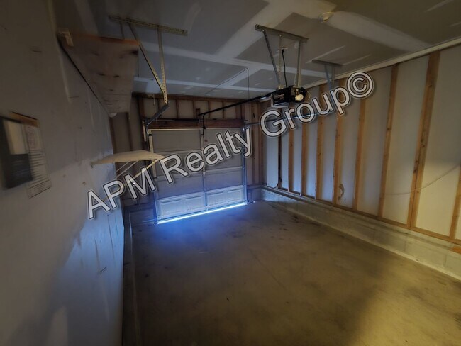 Building Photo - Spacious three bedroom home in the Northeast