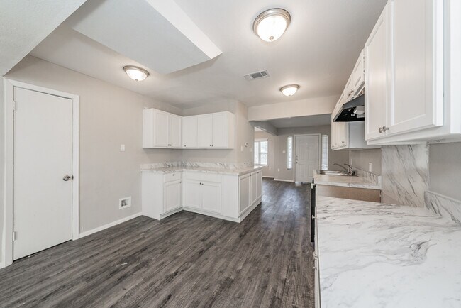 Building Photo - 2914 Scottsbluff Dr