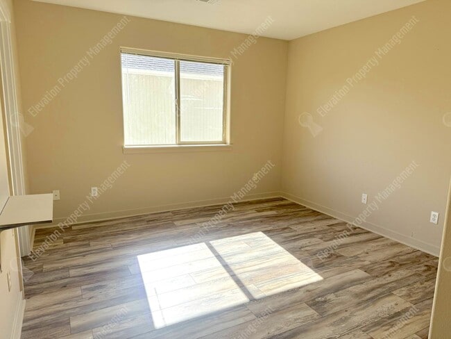 Building Photo - 3 BR home with fenced yard