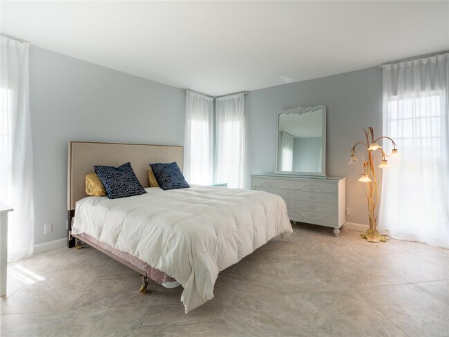 Building Photo - 2850 N Palm Aire Dr