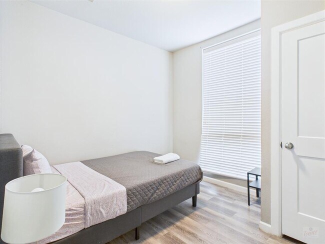 Building Photo - 911 W 22nd St