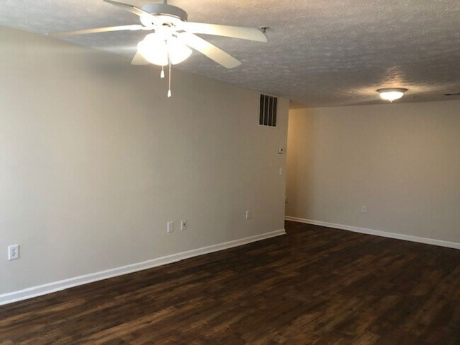 Building Photo - 1385 S Donahue Dr