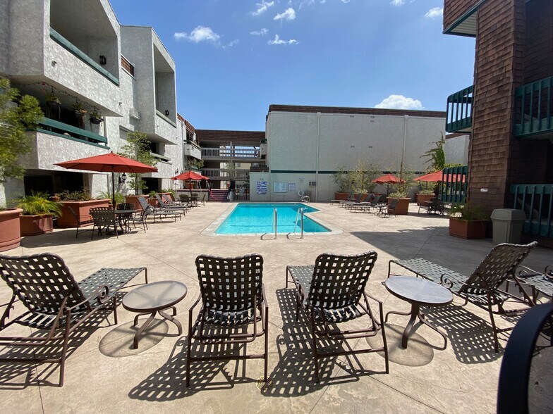 Common area: pool - 355 S Los Robles Ave