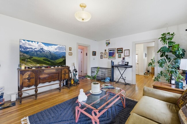 Building Photo - Charming 2 Bed 1 Bath House in Old Town!