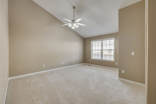 Building Photo - 2 br/ 2.5 bath condo in Johnson City TN